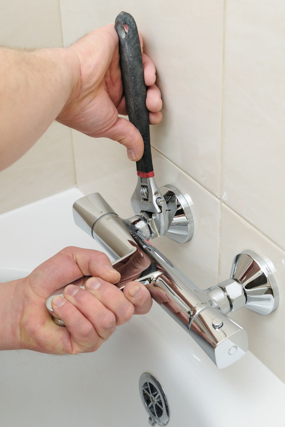 تدور على رقم سباك في الرياض تواصل الان لجميع أعمال السباكة