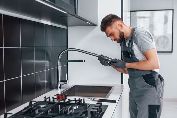 سباك متخصص بالرياض  ضمان جودة العمل وقطع أصلية